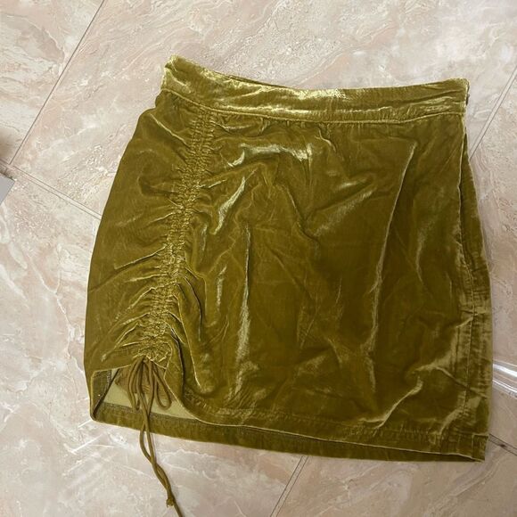 New Free  People Vivienne Velvet Green Mini Skirt NWOT
Size 0 and size 2 - Picture 2 of 7